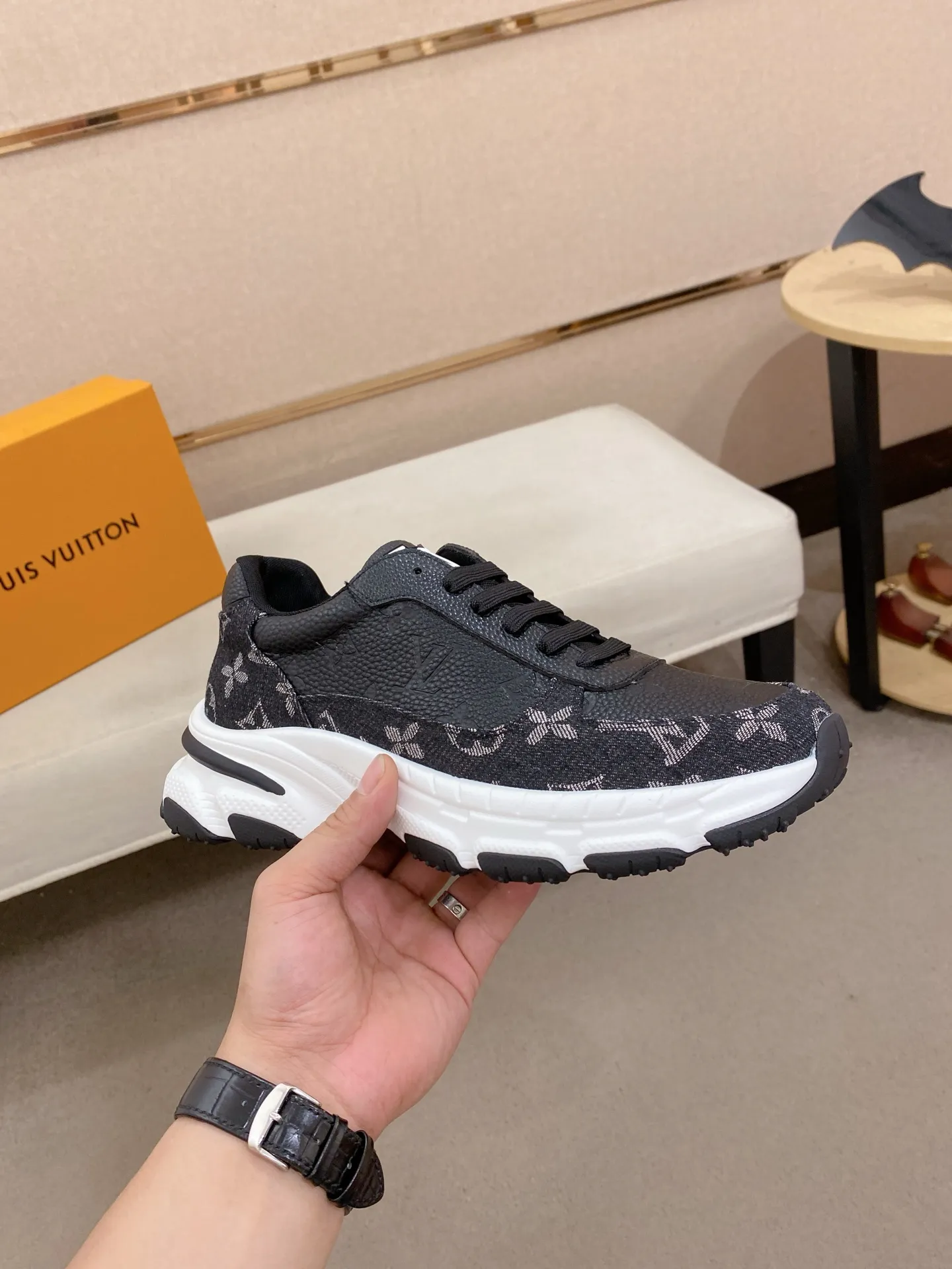 Men's shoes 442💰louis vuitton (Louis Vuitton/lv)🔍🔍The new counters are on sale at the same time. The uppers are imported from Italy. ⃣️Re-engraved🇮🇹💪💪, ⚠Sole: The original sole is specially provided by the original factory, the exclusive movable molded sole is super comfortable, ⚠Original and single goods 🔍high quality, you can enter and leave the counter at will, welcome to compare⚠. Code number: 38-44 (45/customized, non-refundable)